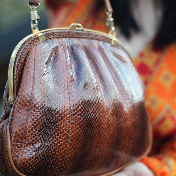 vintage sac à main en peau de serpent grenouille bouche ouverture épaule cocktail sac Lady sac imprimé animal exotique Tan sac en cuir des années 70