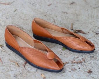 Vintage open toe flat sandals tan leather made in Yugoslavia Size 37,5  Minimalist futuristic design cognac color sandals