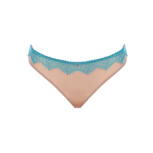Puede incluir: Un par de bragas beige con ribete de encaje turquesa.