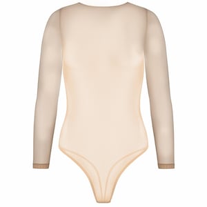 Op de afbeelding: Een doorschijnend, huidkleurig, lang mouwig bodysuit met een ronde hals.