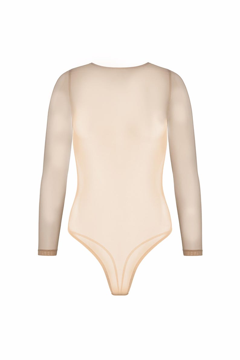 Op de afbeelding: Een doorschijnend, huidkleurig, lang mouwig bodysuit met een ronde hals.