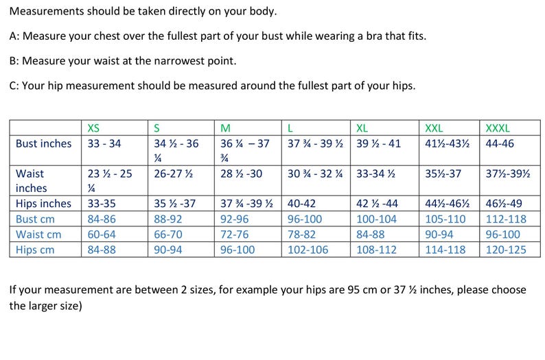 Op de afbeelding: Een maattabel voor kleding met metingen in inches en centimeters. De tabel toont de maat, borstomvang, tailleomvang en heupomvang voor de maten XS, S, M, L, XL, XXL en XXXL.