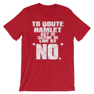 Może przedstawiać: Czerwona koszulka z białym napisem "To quote Hamlet Act III Scene III Line 92 "NO."