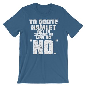 Może przedstawiać: Niebieska koszulka z białym napisem "To quote Hamlet Act III Scene III Line 92 "NO."