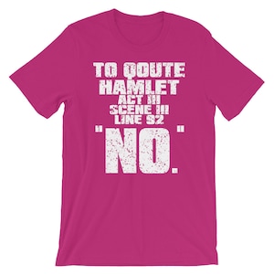 Może przedstawiać: R&oacute;żowy t-shirt z białym, przetartym nadrukiem, na kt&oacute;rym widnieje napis "To quote Hamlet Act III Scene III Line 92 "NO."