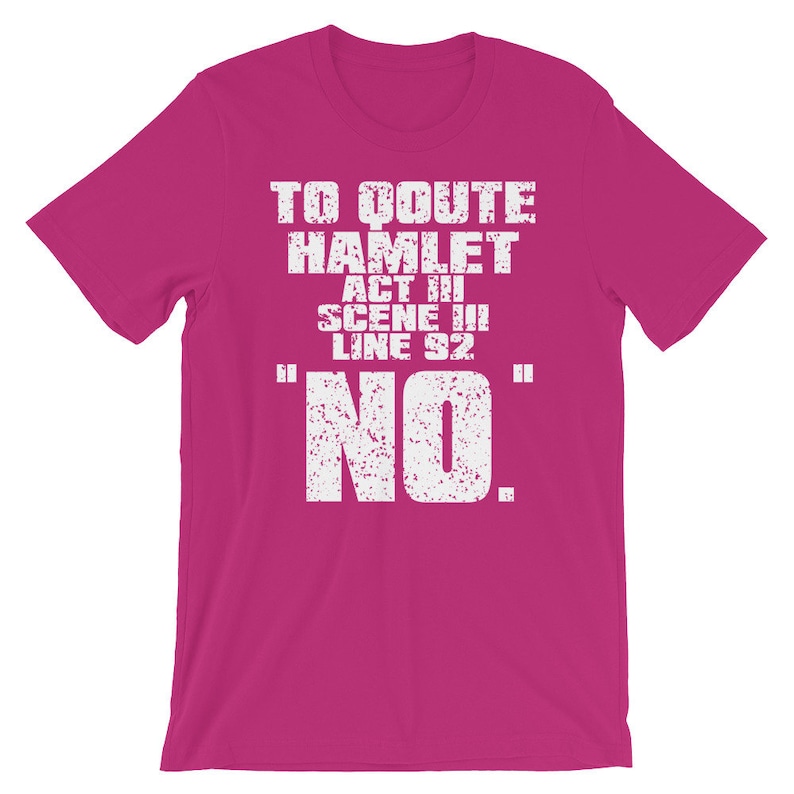 Może przedstawiać: R&oacute;żowy t-shirt z białym, przetartym nadrukiem, na kt&oacute;rym widnieje napis "To quote Hamlet Act III Scene III Line 92 "NO."