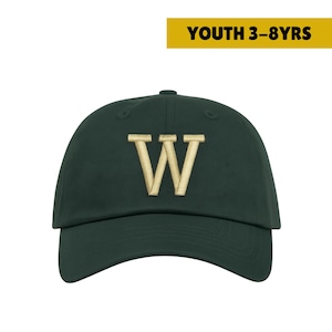 Könnte beinhalten: Eine dunkelgrüne Baseballkappe mit einem großen, gestickten, hellen Buchstaben W auf der Vorderseite. Die Kappe enthält ein gelbes rechteckiges Etikett in der oberen rechten Ecke mit dem schwarzen Text YOUTH 3-8YRS darauf gedruckt.