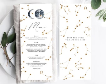 Op de afbeelding: Een huwelijksmenu met een hemels thema. Het menu bevat een aquarelillustratie van een wassende maan en sterren. De menu-items omvatten salade, hoofdgerecht, bijgerecht en dessert. De tekst "Over the moon to have you here" staat gedrukt aan de rechterkant van het menu.