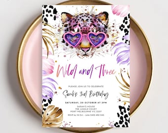 Op de afbeelding: Een roze en paarse verjaardagsuitnodiging met een luipaard die hartvormige zonnebrillen draagt. De uitnodiging luidt "Wild and Three" en "Sarabi's 3rd Birthday".