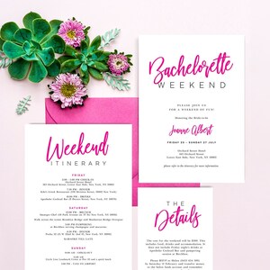 Op de afbeelding: Een uitnodigingsset voor een vrijgezellenweekend met een roze envelop, routebeschrijving en detailkaart. De uitnodiging bevat de tekst "Bachelorette Weekend" in een stijlvol lettertype. Groene vetplanten en roze bloemen zorgen voor een decoratief tintje.