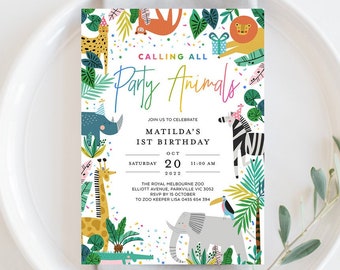 Può includere: Un invito colorato per una festa a tema giungla. L'invito presenta una varietà di animali, tra cui un leone, una zebra, una giraffa, un rinoceronte, un elefante e una scimmia. Il testo sull'invito recita "Calling All Party Animals" e include i dettagli per la festa di compleanno del primo anno di Matilda allo zoo reale di Melbourne il 20 ottobre 2022 alle 11:00.