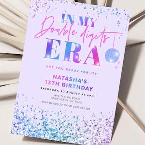 以下が含まれることがあります： 「In My Double Digits Era」というテキストとディスコボールのグラフィックが描かれた、紫と青のキラキラ光る誕生日招待状。招待状には、ナターシャの名前、土曜日、8月27日、午後6時の日時が記載されています。また、445 Taylor Road、Southbank VIC 3006の住所とRSVP情報も記載されています。