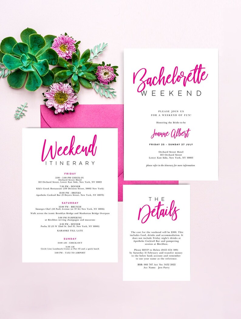 Op de afbeelding: Een uitnodigingsset voor een vrijgezellenweekend met een roze envelop, routebeschrijving en detailkaart. De uitnodiging bevat de tekst "Bachelorette Weekend" in een stijlvol lettertype. Groene vetplanten en roze bloemen zorgen voor een decoratief tintje.