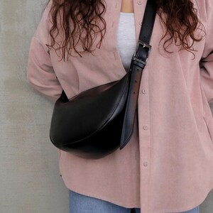 Sac banane en cuir végétalien noir avec fermeture éclair, sac à bandoulière souple pour femme, petit sac rond à bandoulière, sac à bandoulière croissant, sac demi-croissant de lune