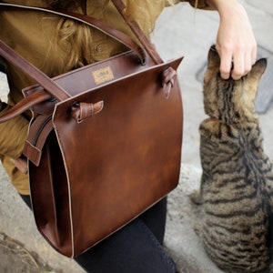 Sac à bandoulière, sac à main en cuir végétalien, sac à main en cuir marron, sac fourre-tout avec poche zippée, sac à main en similicuir, sac à nœud minimaliste, cadeau végétalien pour elle image 1