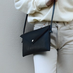 Sobre de piel negra, bolso convertible, clutch de piel vegana, bolso estructurado, bolso minimalista, bandolera extraíble, bolso de noche, regalo para ella