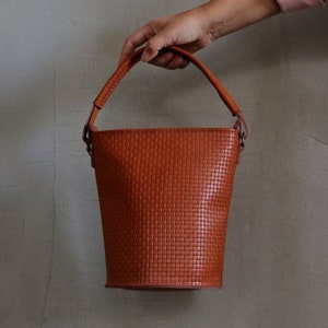 Bolso tipo cubo de piel vegana tejida, bolso cilíndrico con asa superior, bolso cesta, monedero de ratán de piel vegana, bolso bandolera redondo para mujer con cordón ajustable