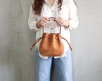 Bolso pequeño de piel de ante, bolso pequeño con cordón de piel color coñac, bolso bandolera tipo cubo color camel, mini bolso de mano de piel de ante color camel, bolso de mujer