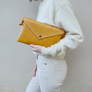 Wandelbare Clutch aus veganem Leder, senfgelbe Umschlagtasche, abnehmbare Riementasche