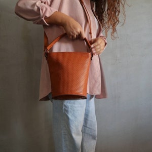 Woven Vegan Leather Bucket Bag,Top Handle Cylindrical Bag Basket Pouch,Vegan Leather Rattan Purse,Crossbody Cinch Shoulder Women Round Bag