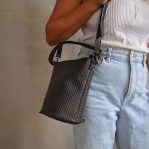 Gewebte Leder Eimer Tasche, Top Griff Runde Zylindrische Tasche Korb Beutel, Vegan Leder Rattan Geldbörse, Crossbody Handtasche Frauen, Schwarze Umhängetasche