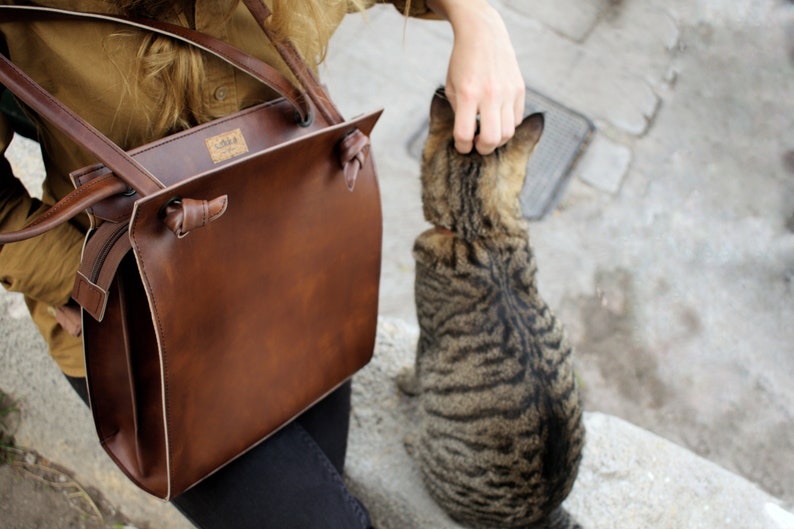 Sac à bandoulière, sac à main en cuir végétalien, sac à main en cuir marron, sac fourre-tout avec poche zippée, sac à main en similicuir, sac à nœud minimaliste, cadeau végétalien pour elle image 1