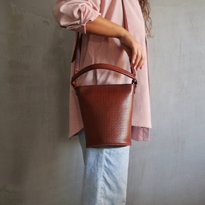 Sac seau en cuir tressé, Pochette panier cylindrique avec poignée supérieure, Sac à main en cuir végétalien en rotin, Sac à main bandoulière marron pour femme, Sac fourre-tout