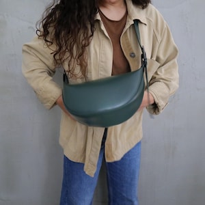 Sac banane en cuir végétalien vert forêt, sac bandoulière, sac à bandoulière vert foncé émeraude, sac rond festival, sac à main demi-lune à bandoulière pour femme