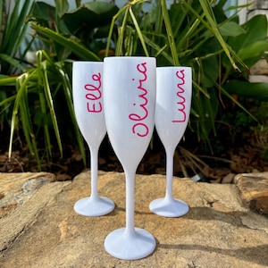 Taças de champanhe personalizadas em acrílico: lembrancinhas para despedida de solteira