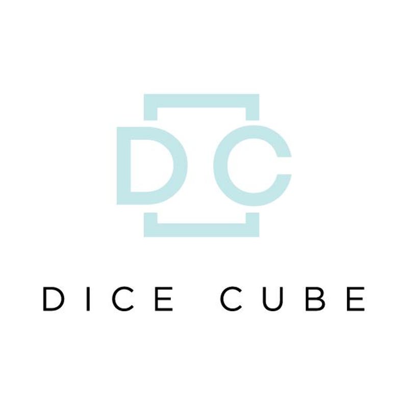 Puede incluir: Un logotipo azul claro con las letras "DC" dentro de un cuadrado. El texto "DICE CUBE" est&aacute; debajo del logotipo.