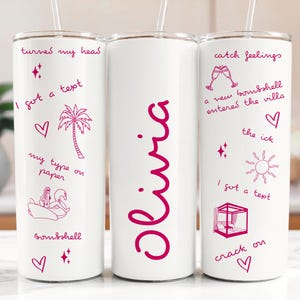 Può includere: Bicchieri isolati bianchi con testo e illustrazioni rosa. Un bicchiere ha il nome "Olivia". Altri bicchieri hanno frasi come "turned my head" e "catch feelings", insieme a cuori e palme.