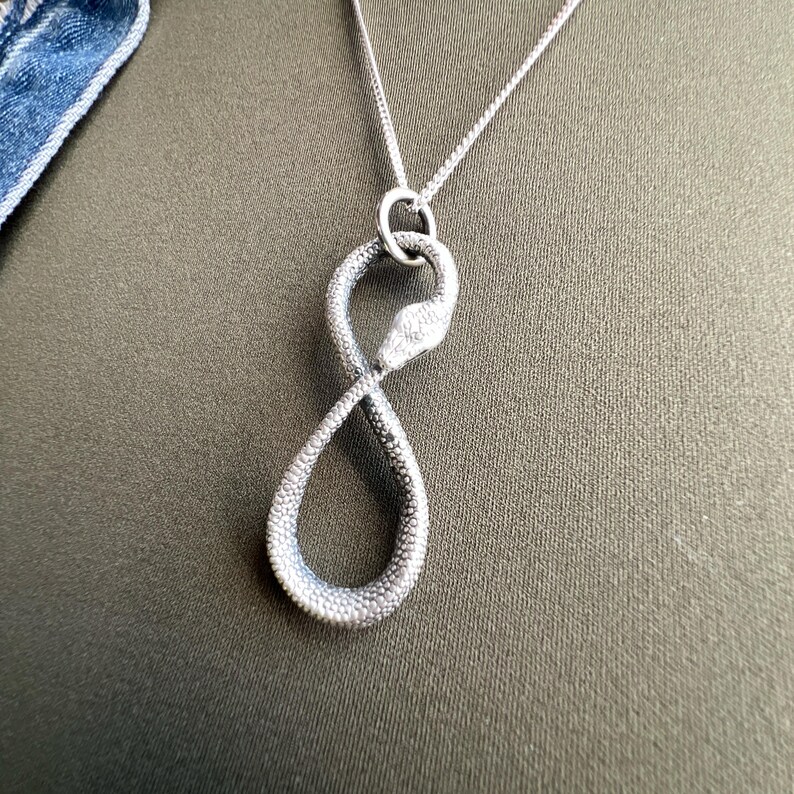 Pingente Ouroboros Infinito Python em Prata de Lei Maciça ou Ouro 14k - Joia Serpente imagem 5