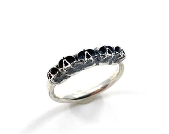 Bague tête de mort catacombe en argent sterling massif ou or 14 carats - Memento Mori Jewelry