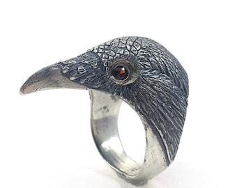 Anillo de córvido en plata de ley maciza con ojos de granate, talla 10 - Joyería Crow Raven