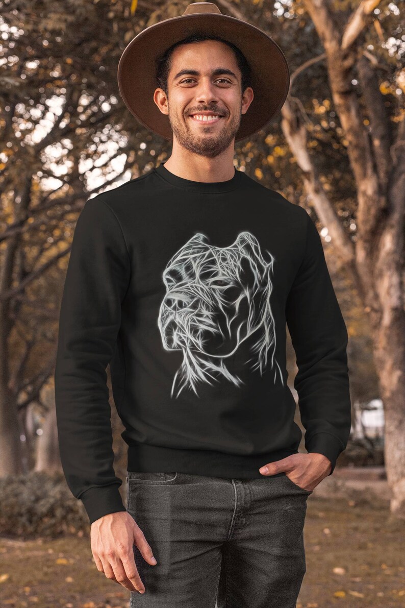 Op de afbeelding: Een zwart sweatshirt met een wit lijnontwerp van een hondenkop. De hond heeft een korte, platte snuit en grote, hangende oren.