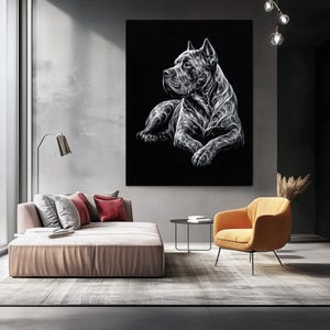 Könnte beinhalten: Ein großes rechteckiges Wandbild mit einer weißen Strichzeichnung eines Cane Corso Hundes auf schwarzem Hintergrund. Der Hund ist in liegender Position dargestellt und weist komplexe, wirbelnde Muster in seinem gesamten Fell auf.