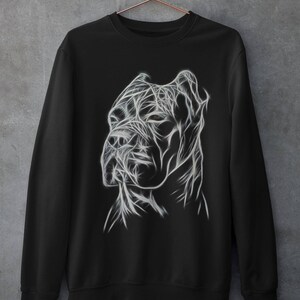 Op de afbeelding: Zwart sweatshirt met een witte afbeelding van een hondenkop. De hondenkop is gestileerd met lijnen en lijkt op een draadmodel.