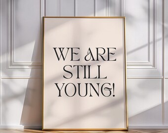 Wir sind noch jung! Verspieltes Zitat und stilvoller Kunstdruck für neutrales Wohndekor