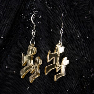 金色の威嚇的なイヤリング