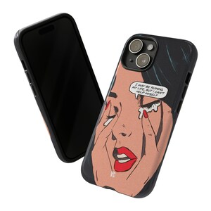 Op de afbeelding: Een zwarte telefoonhoes met een popart-ontwerp met een vrouw met een traan die over haar wang loopt. De tekst in de spreekballon zegt: "Ik ben misschien mijn leven aan het verpesten, maar ik kan er niets aan doen."