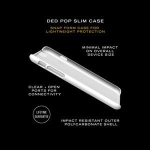 Op de afbeelding: Een transparante telefoonhoes met een witte polycarbonaat schaal. De hoes is ontworpen om slank en licht te zijn, met open poorten voor connectiviteit. Het heeft een levenslange garantie en is stootbestendig.