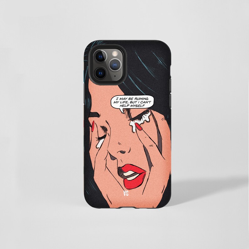 Op de afbeelding: Een zwarte telefoonhoes met een popart-stijl illustratie van een vrouw met tranen die over haar gezicht stromen. De tekst op de hoes luidt "I may be ruining my life, but I can't help myself."