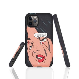 Op de afbeelding: Een zwarte telefoonhoes met een popart-stijl illustratie van een vrouw met een traan die over haar wang loopt. De tekst "I may be running my life, but I can't help myself" staat in een spraakballon boven haar hoofd.