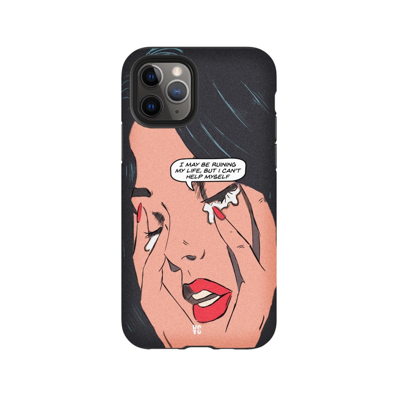 Op de afbeelding: Een zwarte telefoonhoes met een popart-stijl illustratie van een vrouw met tranen die over haar gezicht stromen. De vrouw houdt haar gezicht vast met beide handen. De tekst "I may be ruining my life, but I can't help myself" staat in een spraakballon boven haar hoofd.