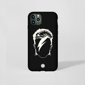 Op de afbeelding: Zwarte telefoonhoes met een wit silhouet van een persoon met een bliksemflits op het voorhoofd.