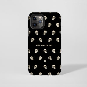 Op de afbeelding: Zwarte telefoonhoes met een wit schedelpatroon en de tekst "SEE YOU IN HELL".