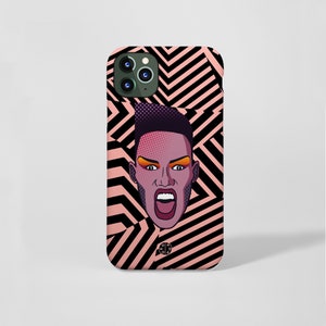 Op de afbeelding: Een roze en zwarte iPhone-hoes met een geometrisch patroon en een cartoonillustratie van een gezicht met overdreven kenmerken.