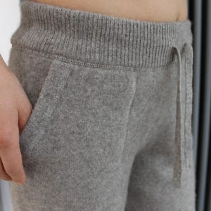 Op de afbeelding: Grijze sweatpants met een trekkoord in de taille en een geribbelde tailleband.