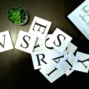 Azulejos de Scrabble, azulejos de pared, letras decorativas, decoración de pared para niños, regalo personalizado, letras para habitación infantil, decoración de pared familiar, piezas de crucigramas