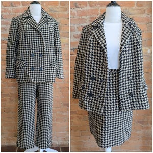Könnte beinhalten: Ein Vintage-Anzug mit Hahnentrittmuster, bestehend aus einem zweireihigen Blazer und einer passenden Hose. Das schwarz-beige Muster ist klassisch. Der Blazer hat zwei Knopfreihen und Vordertaschen. Die Hose hat ein weites Bein. Ein zweites Bild zeigt den Blazer mit einem passenden Rock.